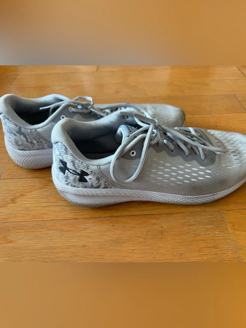 Under Armour Light Gray Mesh Training Sneakers. Charged Pursuit